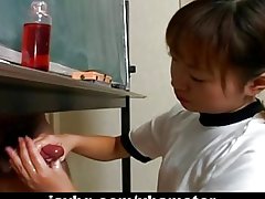 Японський милашка Іцукі Вакано wanks жорсткий Діка без цензури